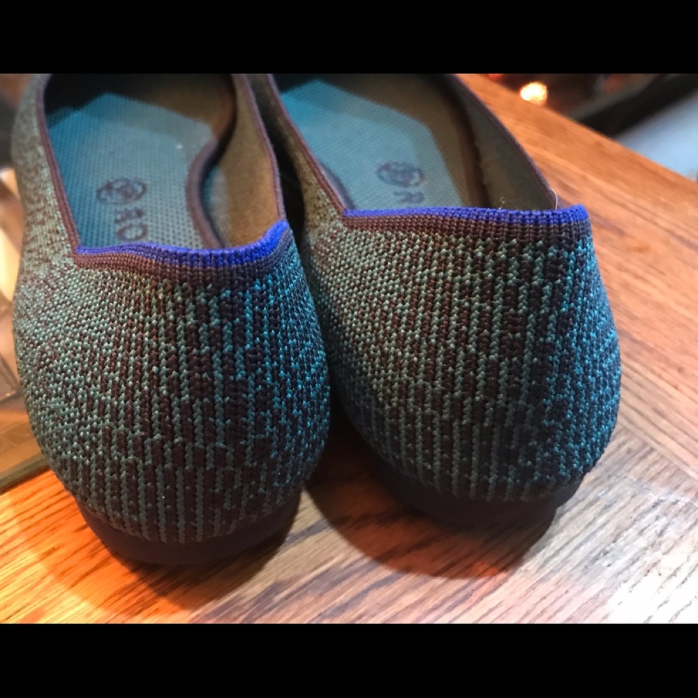 Barely worn Rothy’s flats and gorgeous in blue and green. Hard to find.